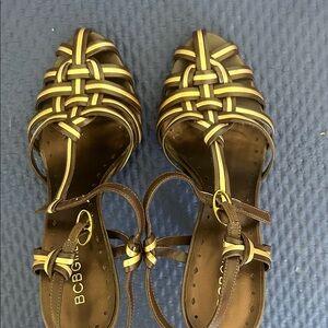 Size 7, brown and gold pump